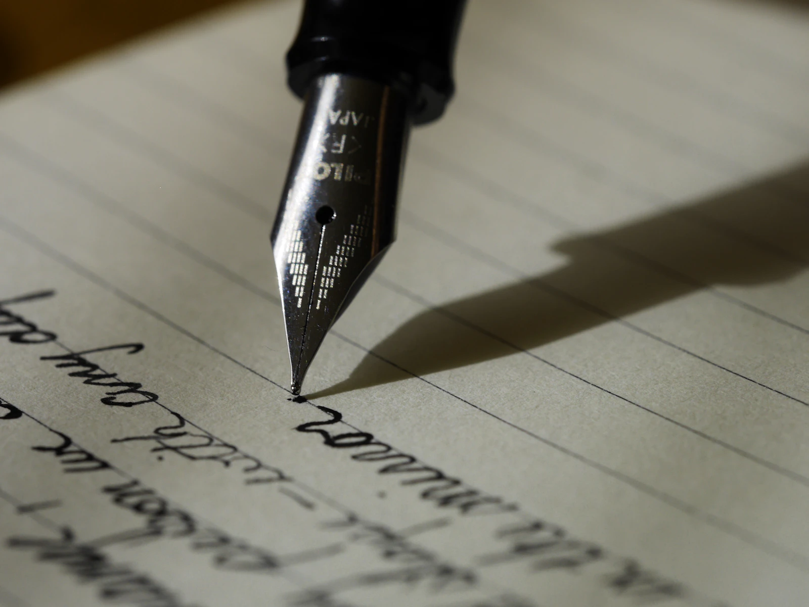 Espace de travail éditorial — bureau ouvert sur la lumière, papier, café et notes manuscrites.